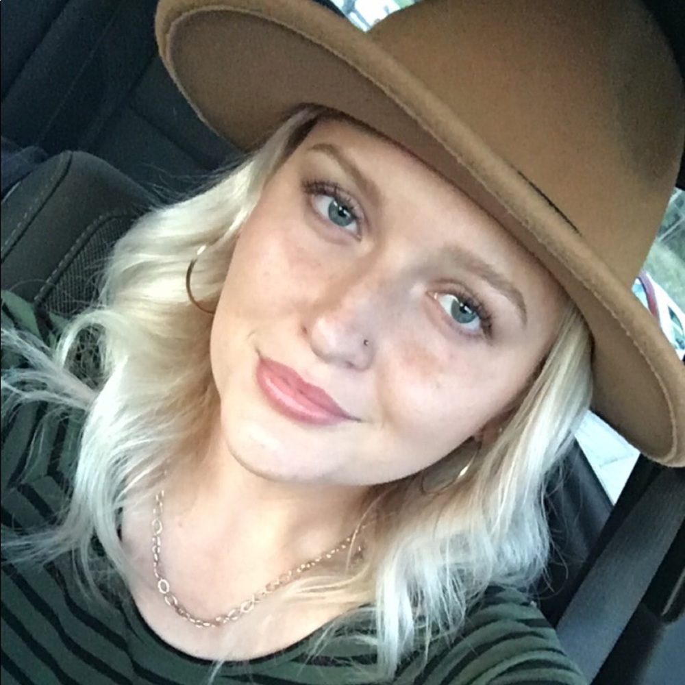 Meet your Posher, Monica